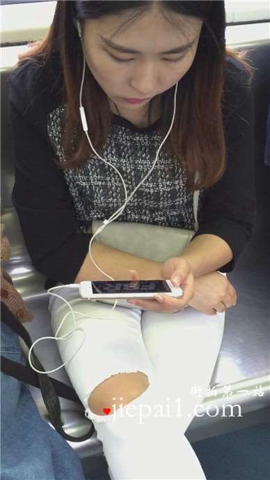 地铁街拍破洞紧身白牛小妹