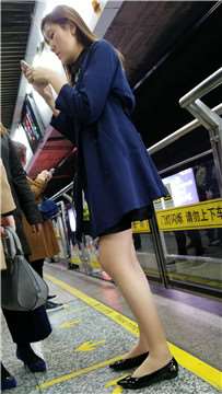 地铁站偶遇长腿肉丝袜美女姐姐