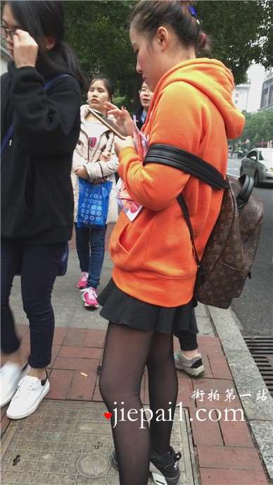 街拍黑丝短裙运动鞋美眉