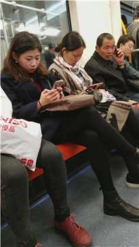 4k-地铁拍摄黑丝袜打底裤美眉