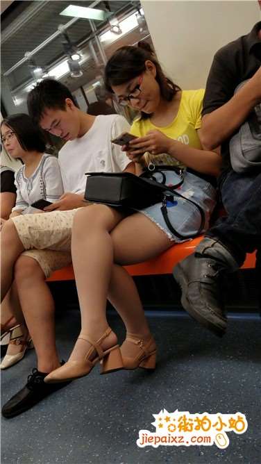 4k超清，地铁拍摄极品丝足美腿热裤美女姐姐