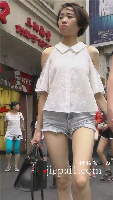 街拍性感高挑长腿热裤短发美女 [466 MB]