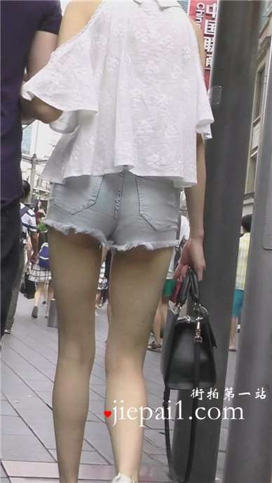 街拍性感高挑长腿热裤短发美女 [466 MB]