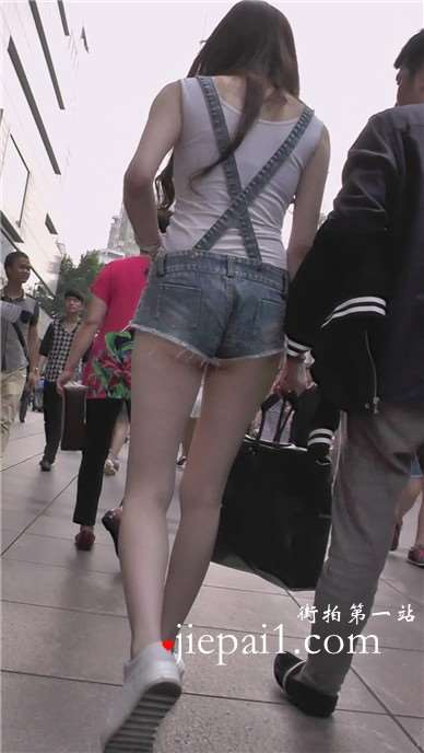 街拍背带牛仔热裤白色运动鞋甜美女孩[1.44 GB]