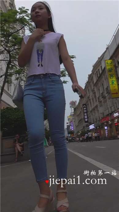 街拍极品苗条好身材蓝牛美女姐姐 [633 MB]