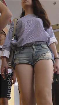 街拍超短牛仔短裤光腿小美女与闺蜜 [510 MB]