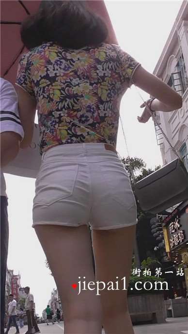 街拍碎花衬衫白紧苹果臀热裤美女 [428 MB]