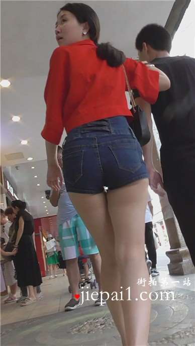 性感美臀美腿美眉于男友逛街真开心 [357 MB]