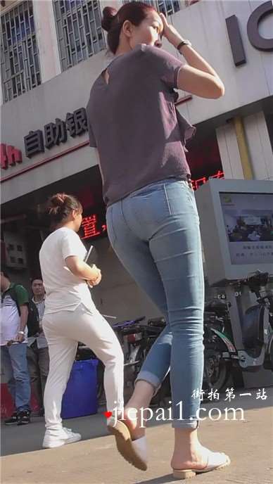 街拍紧身蓝色牛仔裤美女，清爽打扮显干练 [473 MB]