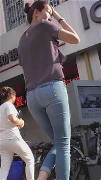 街拍紧身蓝色牛仔裤美女，清爽打扮显干练 [473 MB]