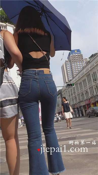 街拍性感的紧身牛仔裤宽臀美眉 [533 MB]