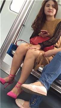 地铁拍摄粉色高跟裸腿性感高颜值美女