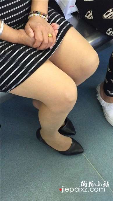 地铁拍摄粗放性感丝足少妇晾脚
