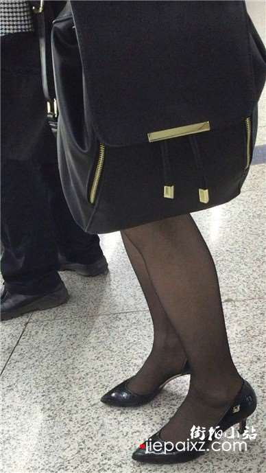 地铁上发呆的美女拥有一双诱人的丝Z