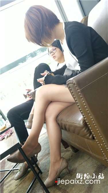 4k超清，白嫩美腿短发小姐姐