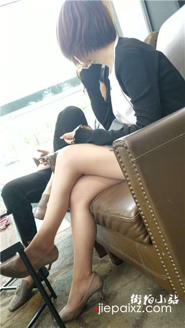 4k超清，白嫩美腿短发小姐姐