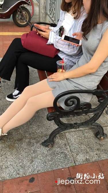 跟闺蜜聊天的肉丝袜小清新美眉