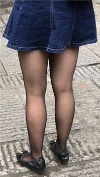 街拍诱人黑丝袜短裙美眉