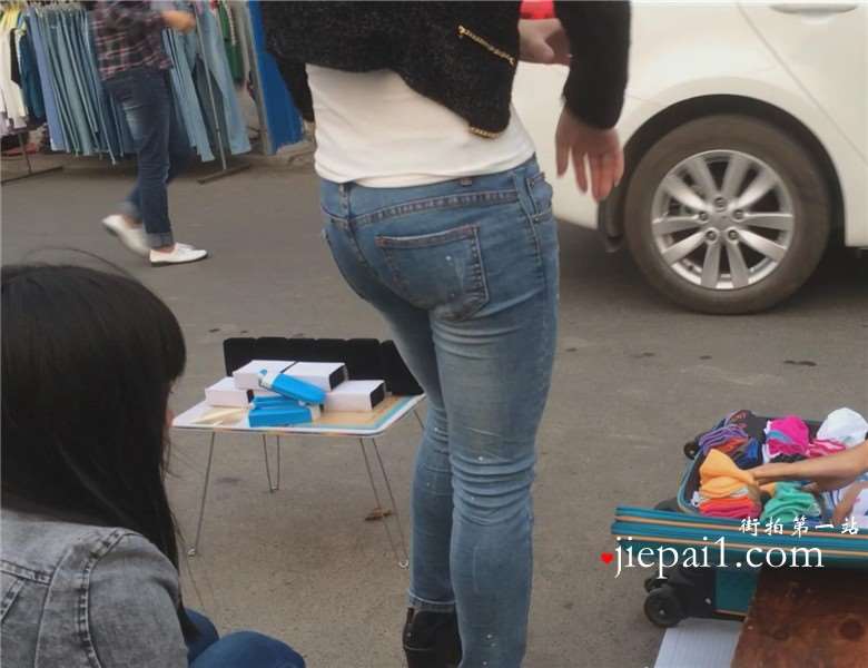 街拍跟闺蜜出来练摊的紧身蓝牛妹子 [2.41 GB]