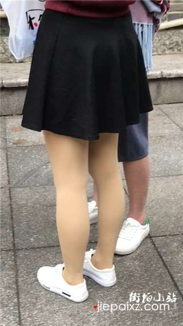 街拍丝袜美腿短裙青春学生妹