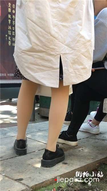 街拍丝足美女