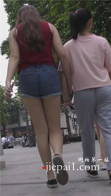 超短牛仔热裤妹子买面包不忘来个自拍 [834 MB]