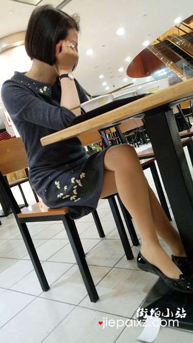 4k超清，餐厅吃饭拍摄美腿肉丝袜少妇