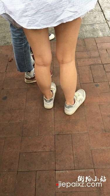 街拍等公交的热裤美眉