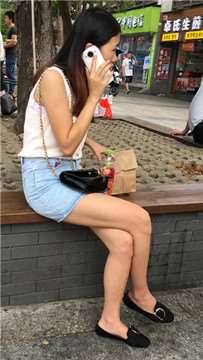 街拍美腿小清新美眉
