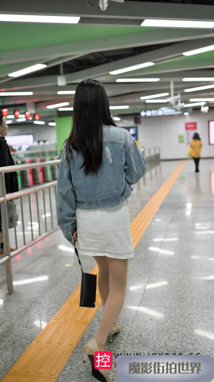 地铁站的丝袜美女3A3508[220M]