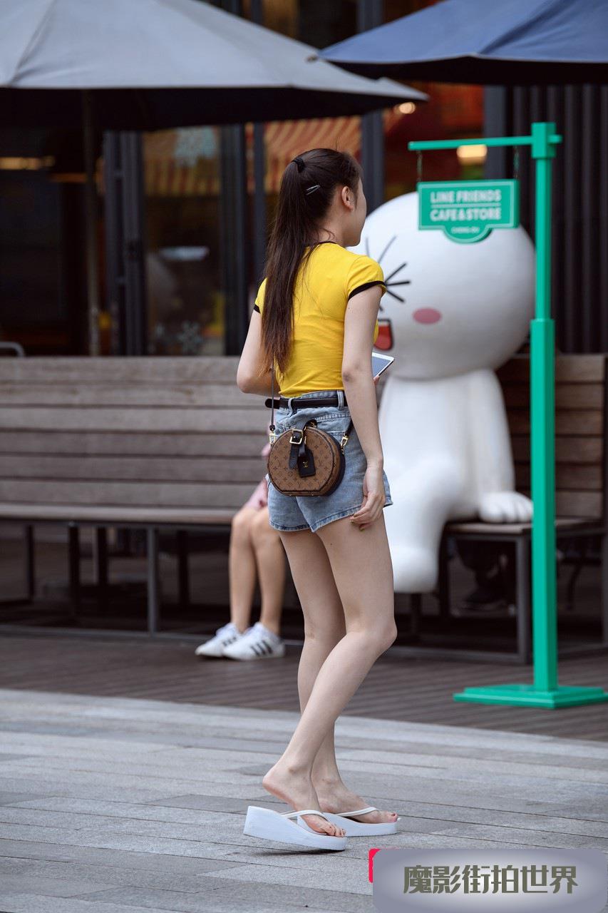 白皙长腿美女3A2102[82.5M]