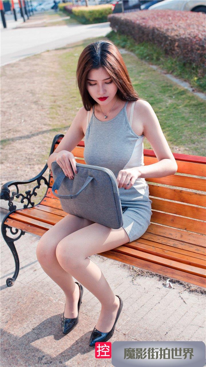 午后休闲的包屯灰裙极品薄丝美女婷婷模拍图片3A111[432P-2.86G]