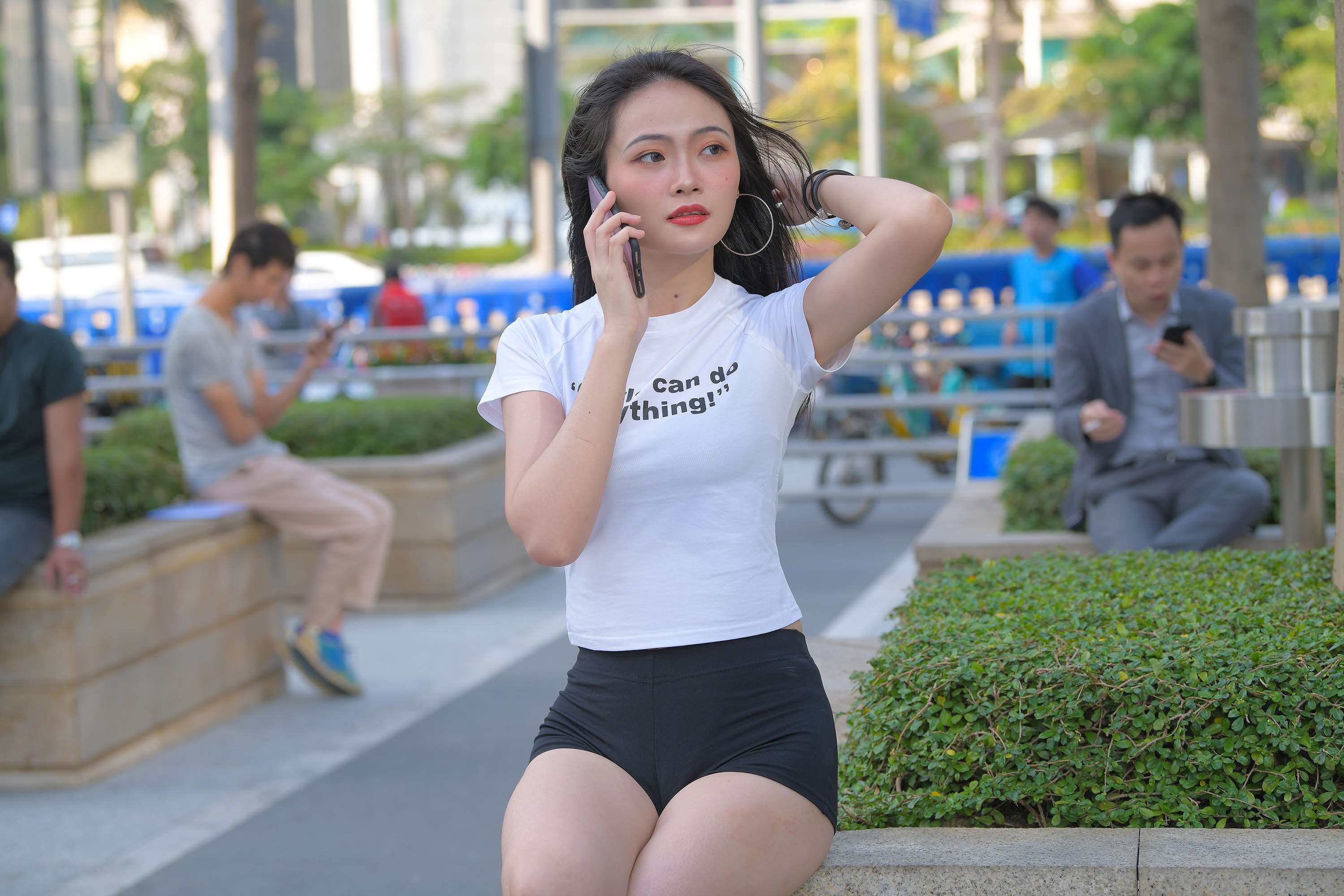 228紧身黑色热裤美女