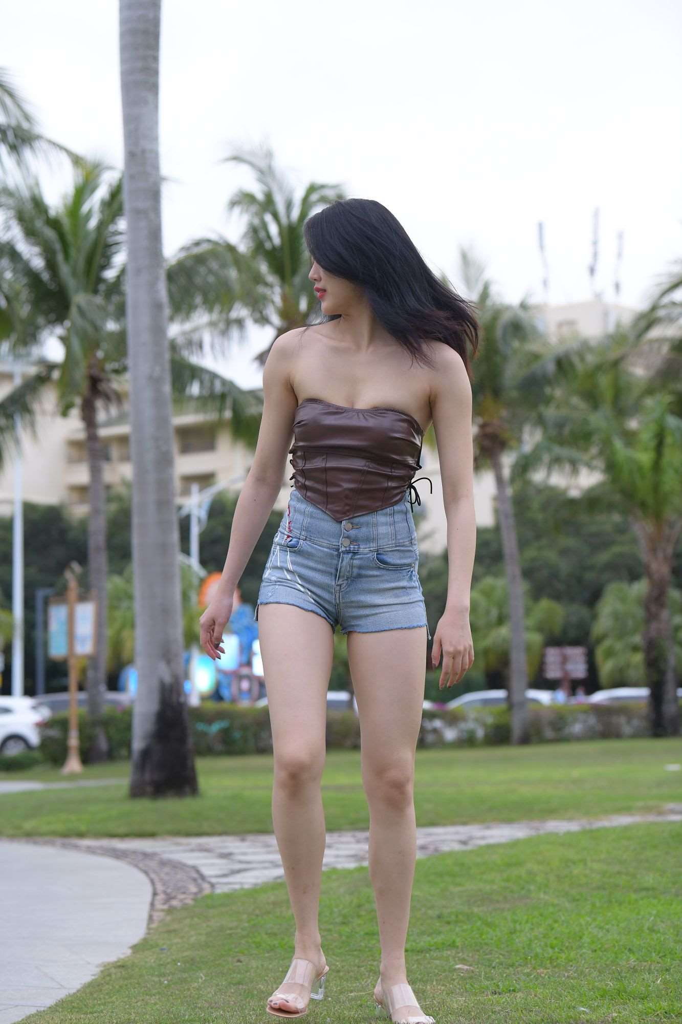 857牛仔热裤美女