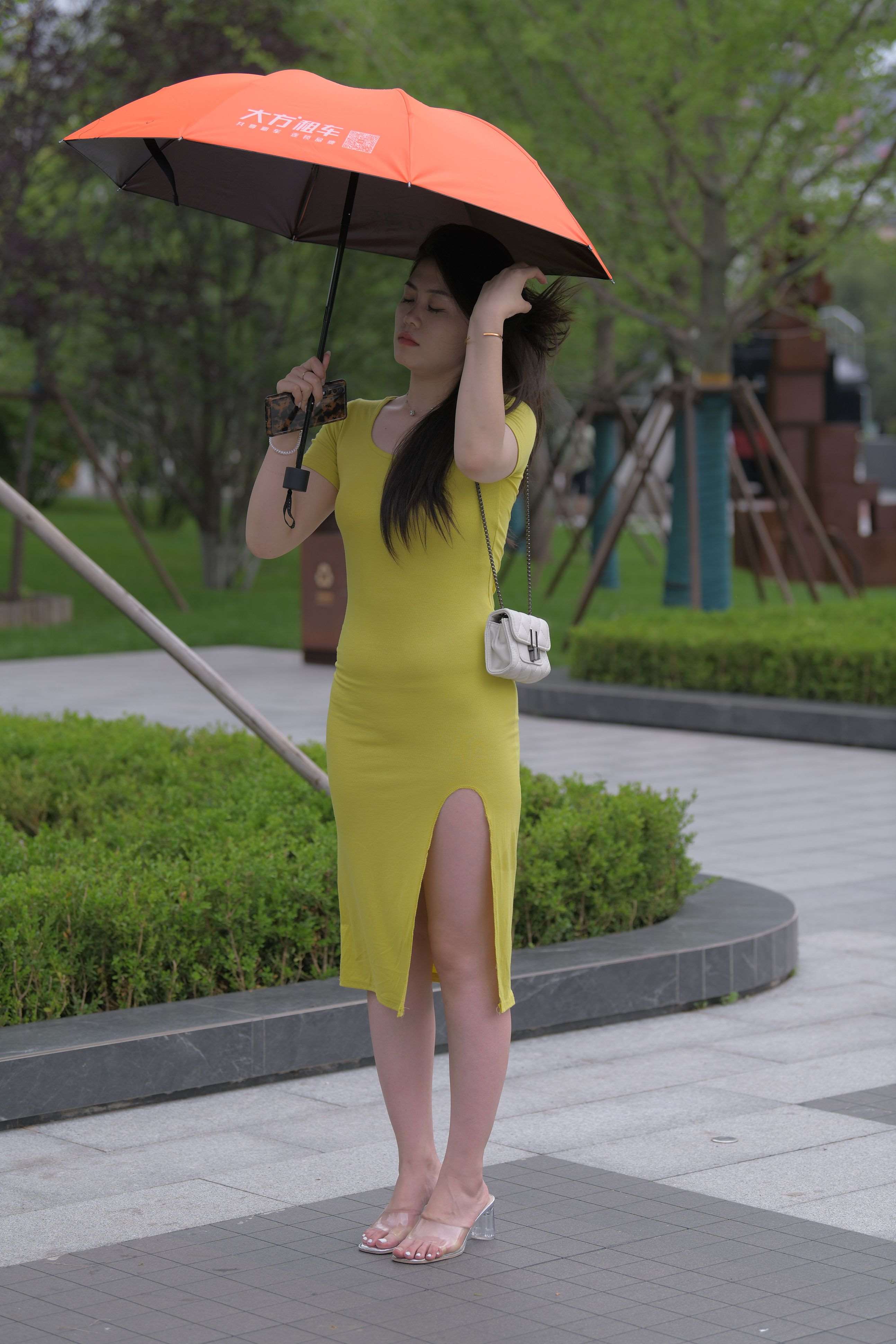 M930黄色长裙美女