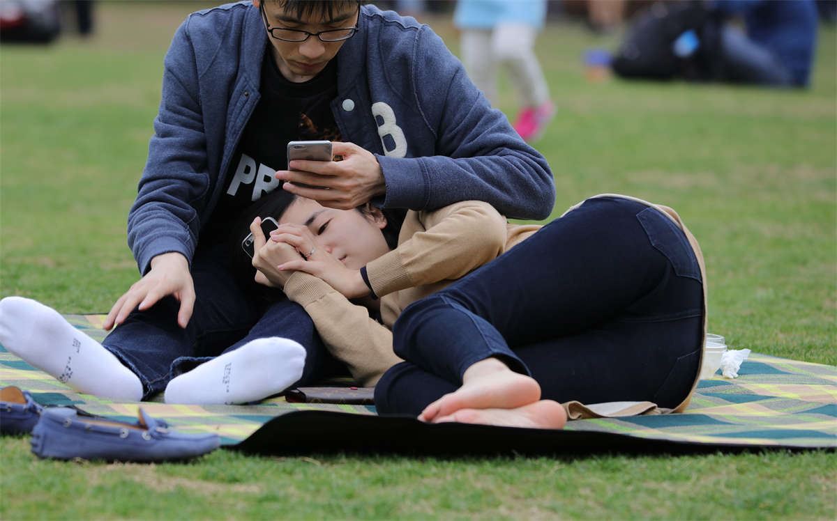 No758 文静女孩侧躺男友怀中，露出一双秀气干净的纤细小脚 第2套