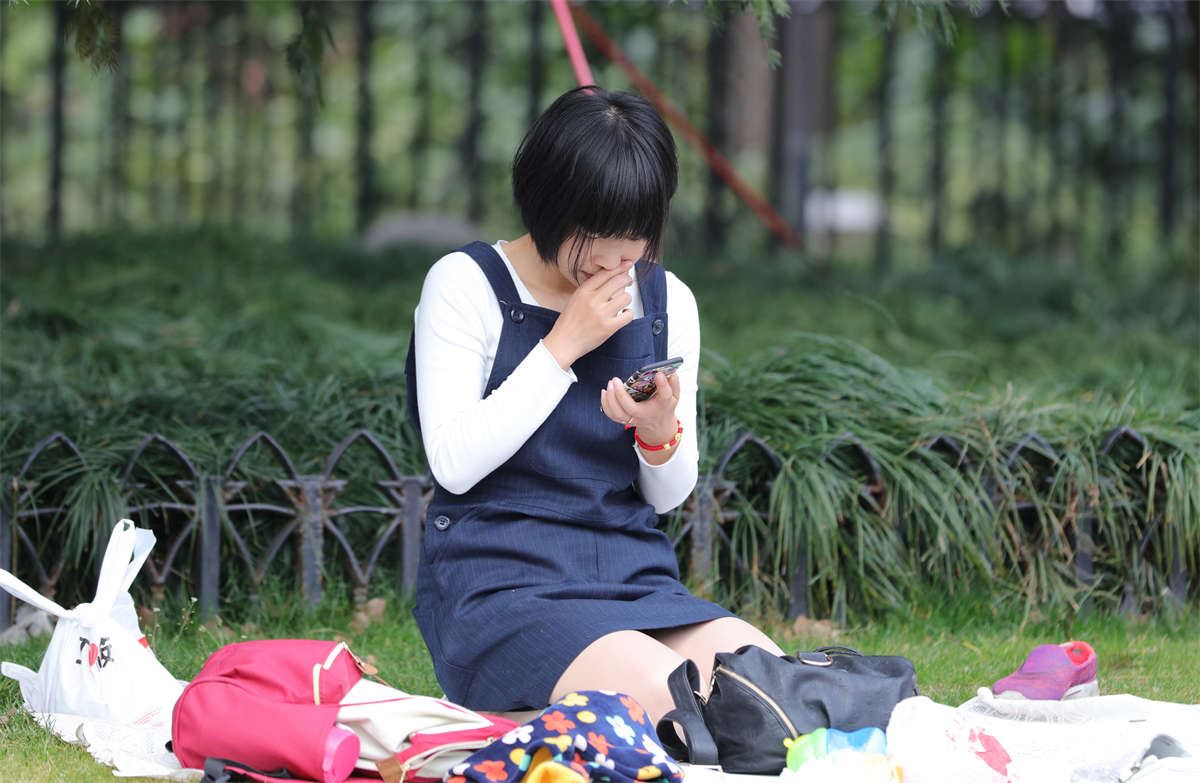 No779 清秀干练的短发少妇身穿长丝躺倒草坪