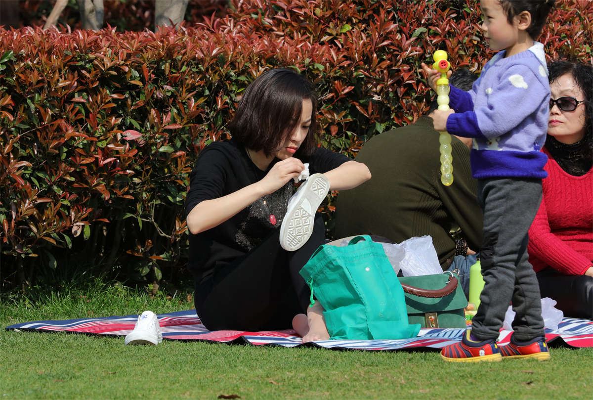 No665 爱穿肉丝的少妇两年后再出场，人更优雅脚更幼滑