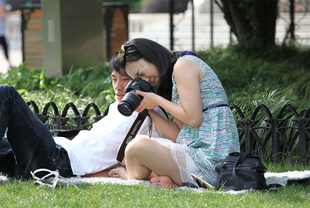No685 女孩把腿一伸，男人就应该自觉帮她把鞋穿上