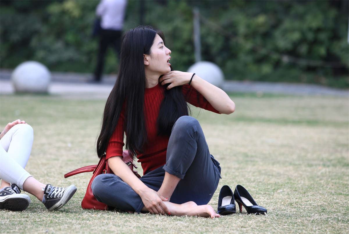 No660 漂亮女孩外拍前脱鞋放松，被一旁边的我逮个正着