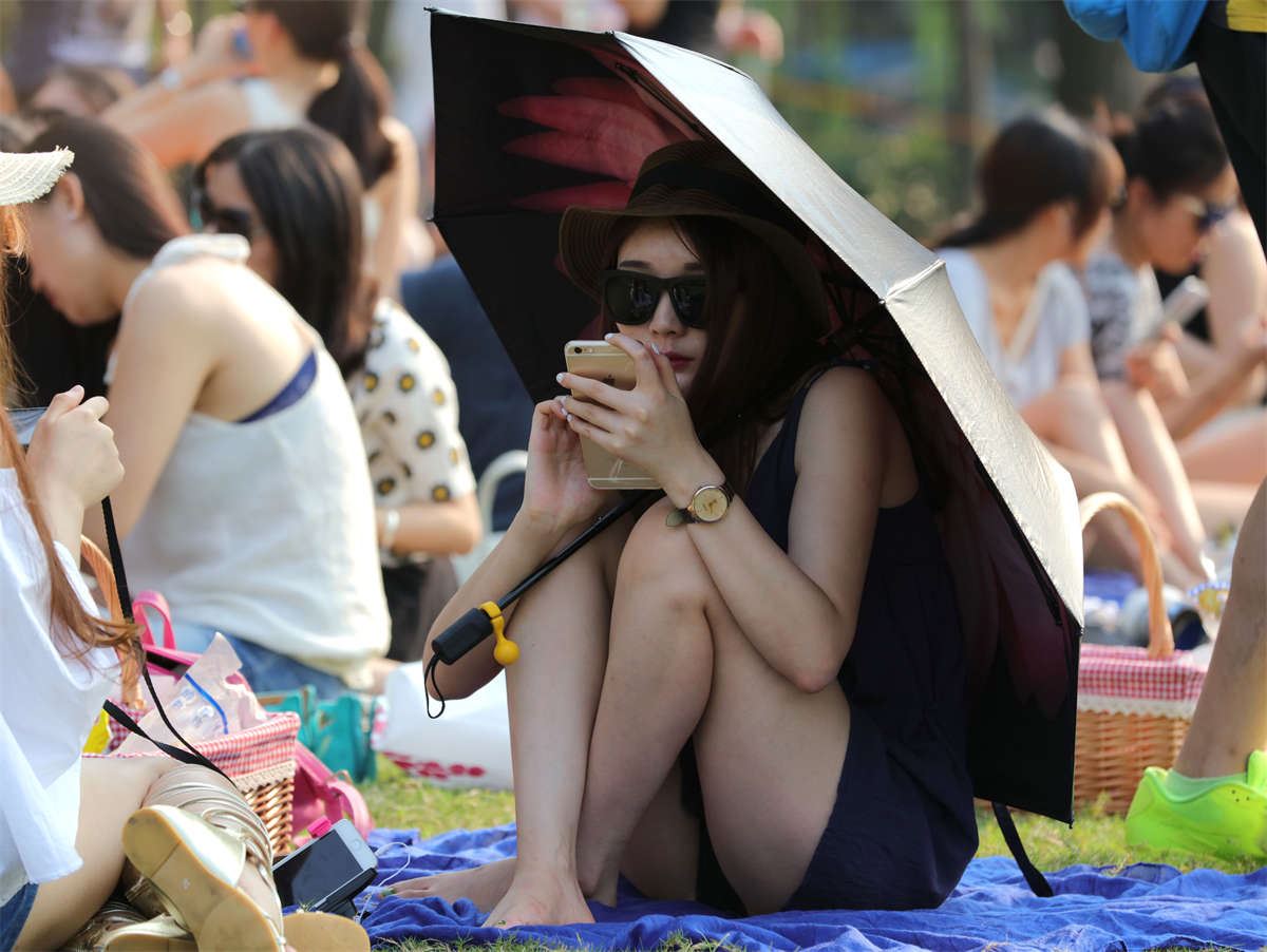 No1087 美女矜持最后还是失守，足底被拍还略带原味