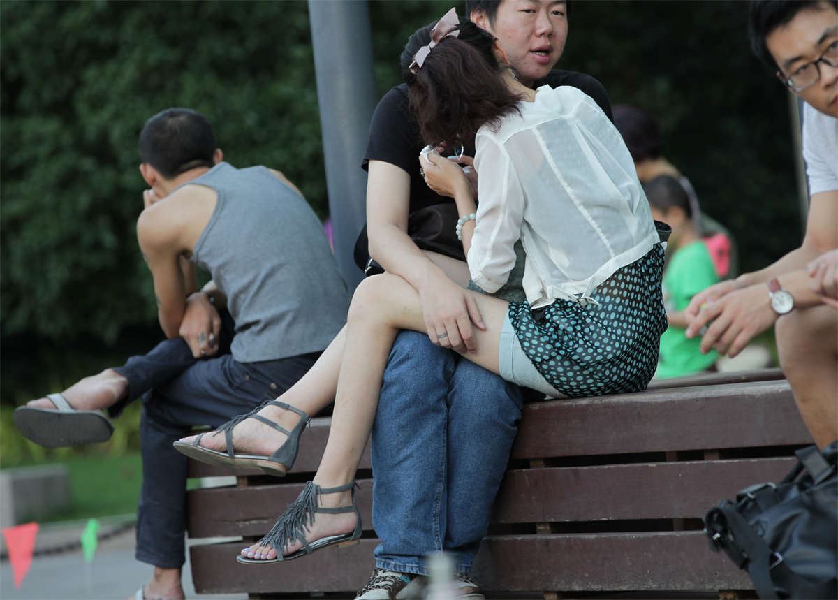 踏青公园街拍No471 青春学妹，少女幼嫩脚心无抵抗大特写送到No470 情到深处的女孩眼里只有她的男人