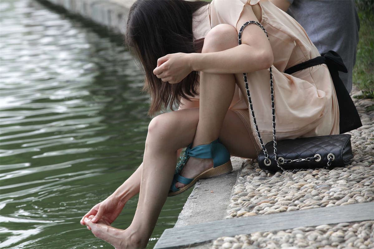 No409 连衣裙MM河边沐足