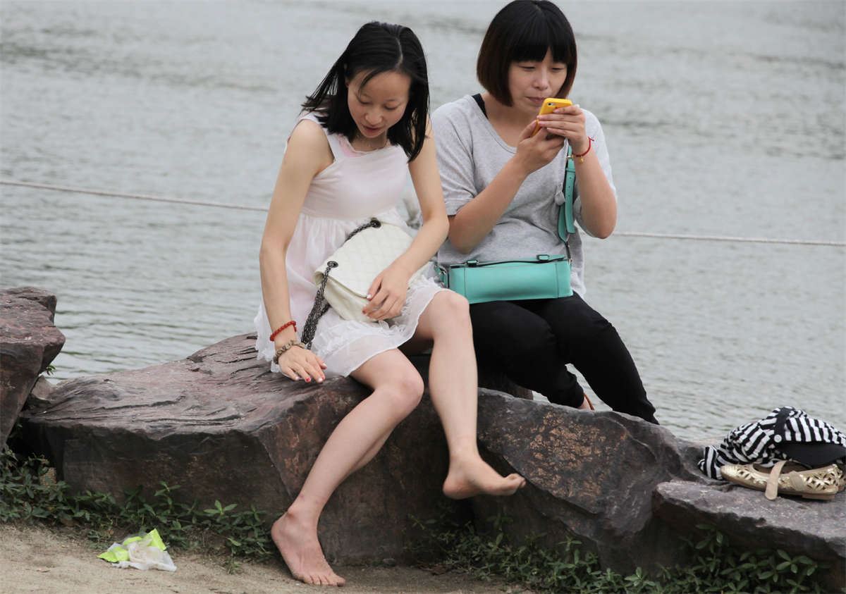 No239 白嫩少女竟然脱了鞋，玩起了亲水摄影