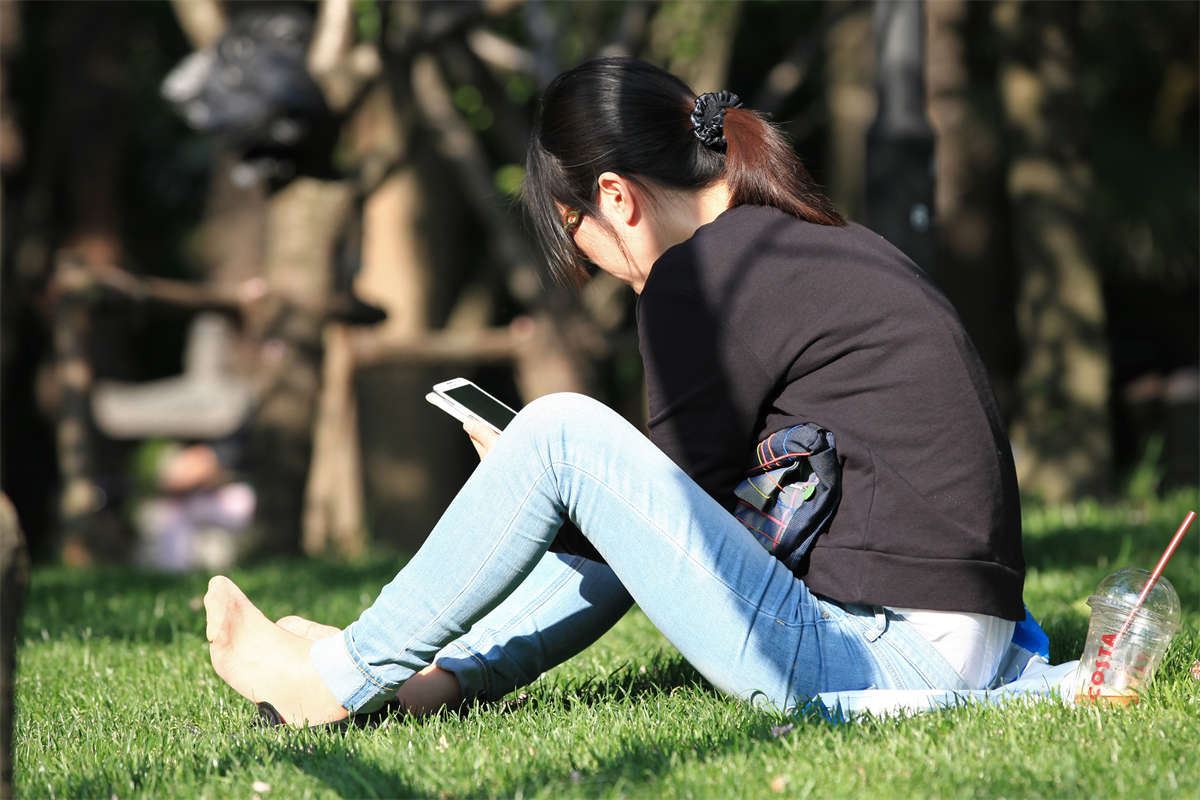 No1451 墨镜气质少妇的丝足阅读时光
