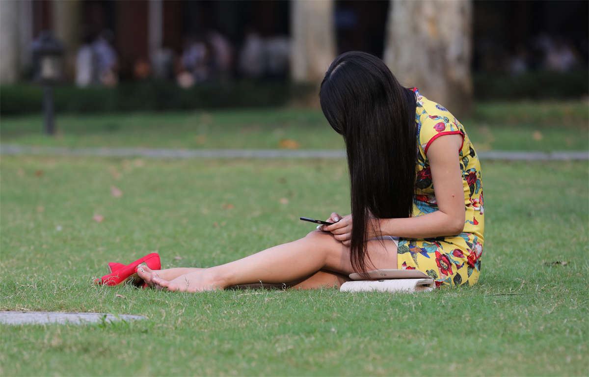 No1589 旗袍坐下就成了超短裙，妖娆美妇的两条大长腿无处安放