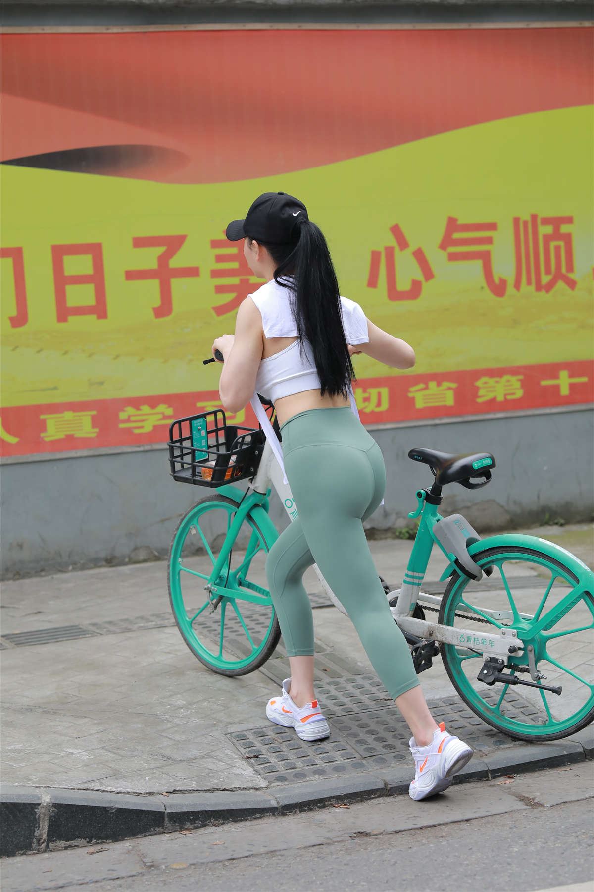 浅绿色紧身瑜伽裤美女