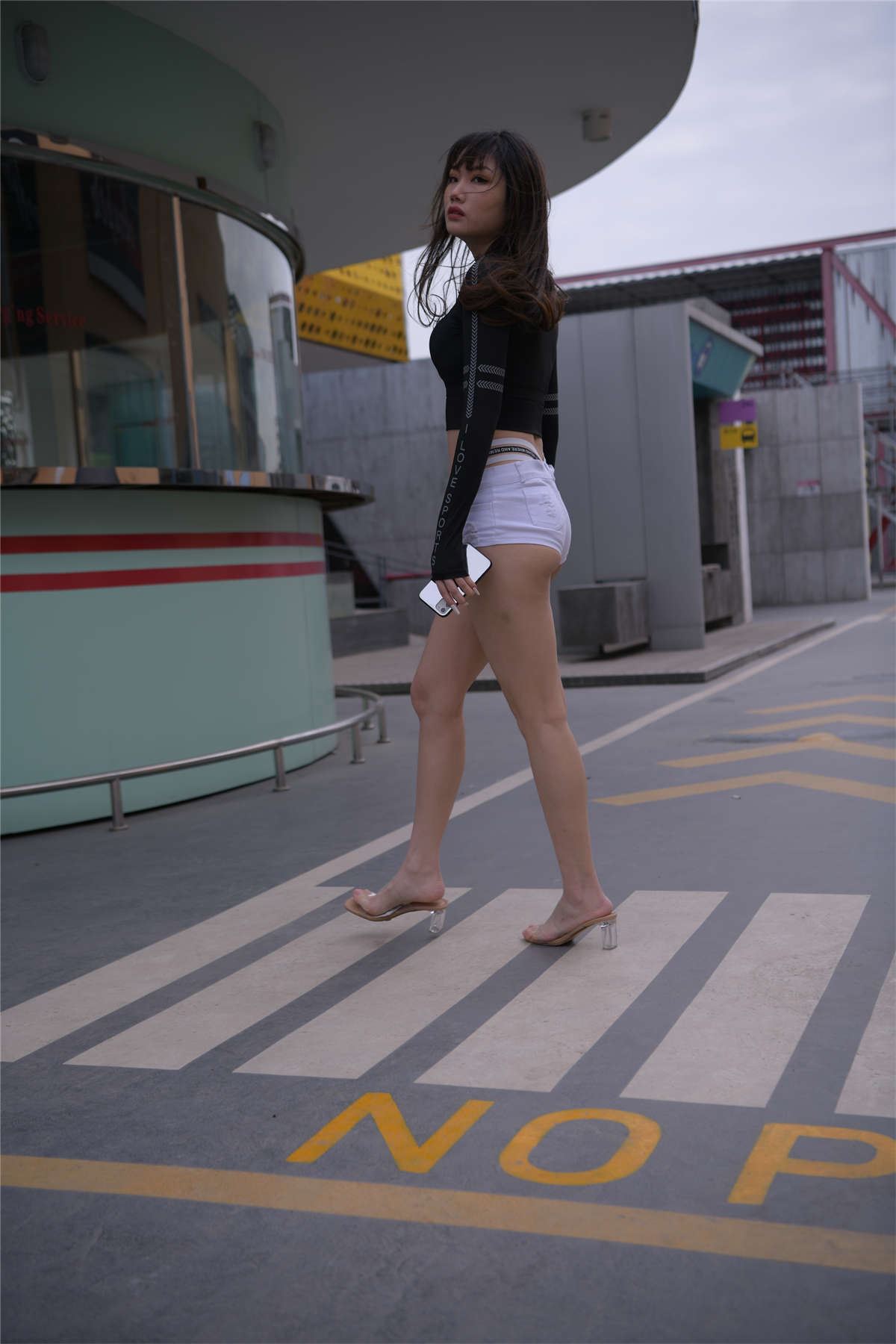 一只麋鹿摄影作品 白色热裤美女