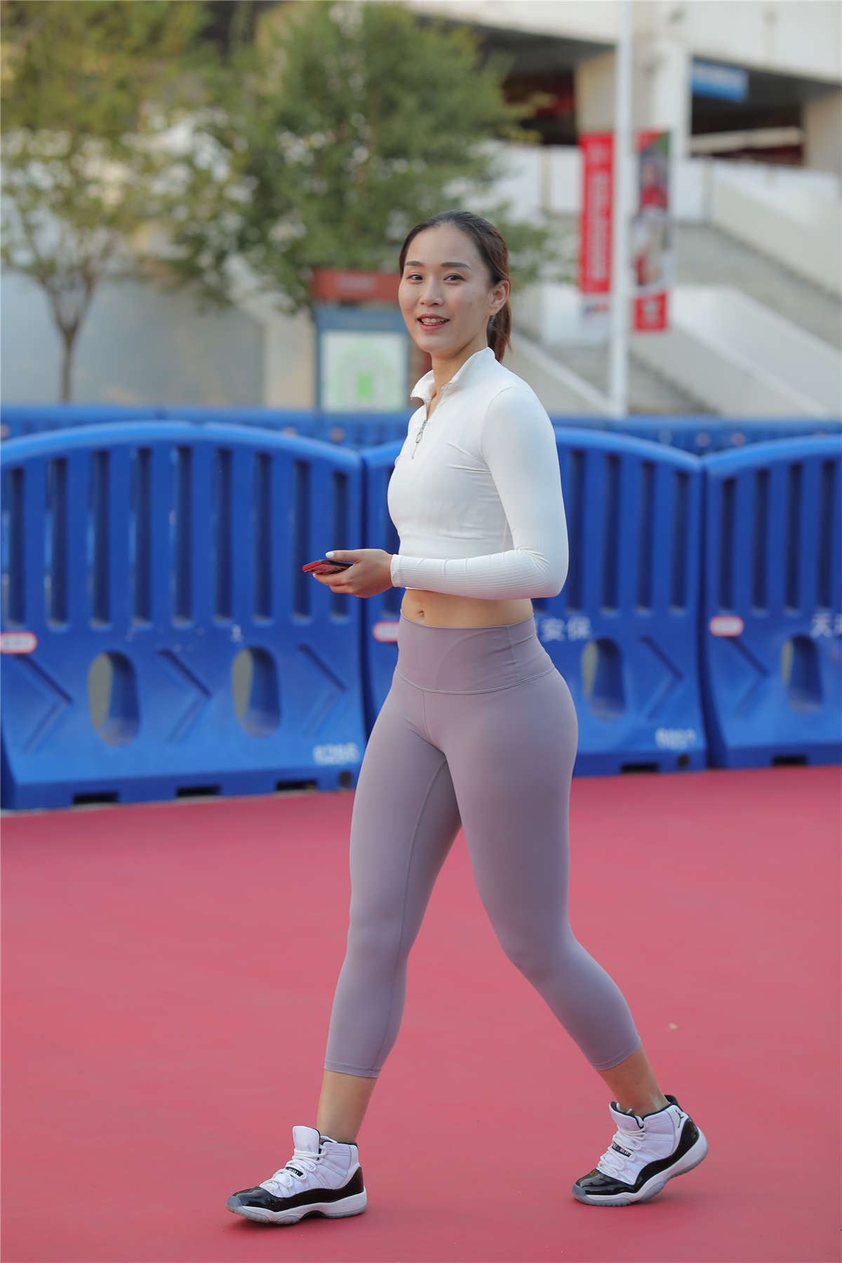 凯恩街拍作品 搭讪紫色瑜伽裤女士