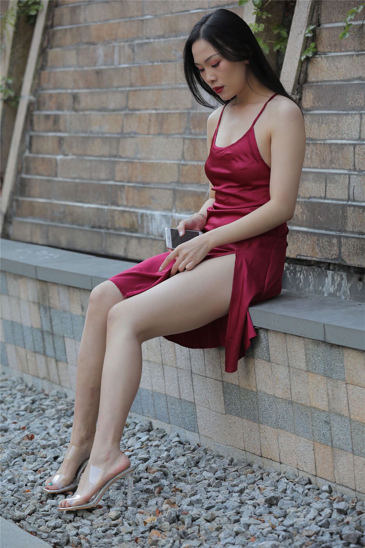 红色开叉吊带裙美女